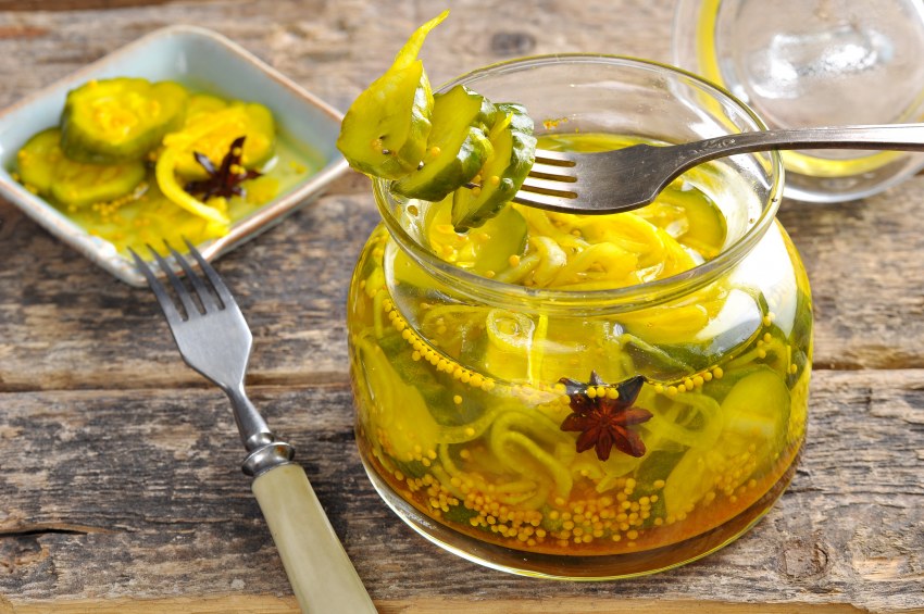Огурцы с куркумой