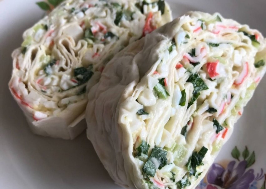 Рулет с лавашом и крабовыми палочками и сыром