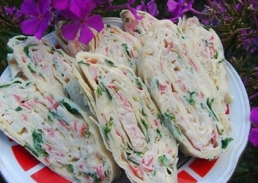 Рулет из лаваша с крабовыми палочками и плавленным