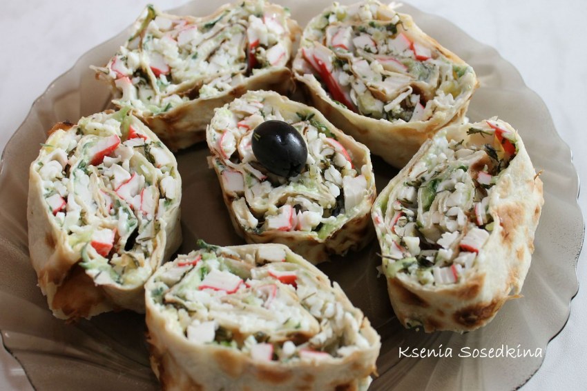 Лаваш с крабовыми палочками и сыром и огурцом