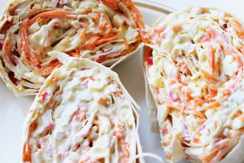 Лаваш с крабовыми палочками корейской морковкой