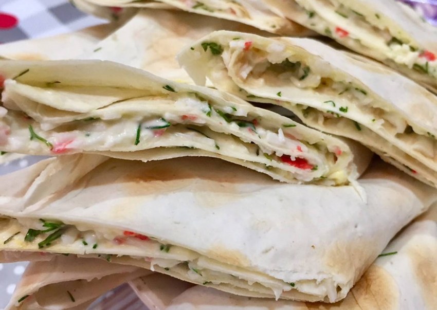 Закуска из лаваша с курицей и плавленым сыром