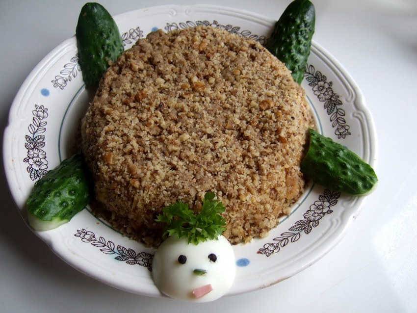 Салат черепаха с курицей с грецкими орехами