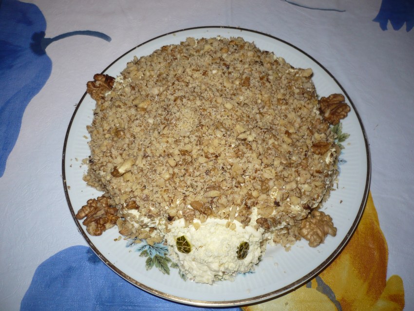Салат черепаха с курицей с грецкими орехами и ананасом