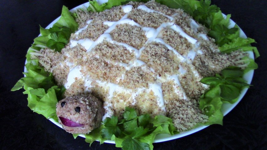 Салат черепаха с курицей с грецкими орехами и черносливом и яблоками