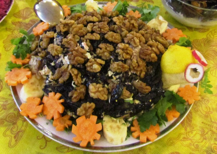 Салат черепашка с курицей и грецкими орехами и черносливом