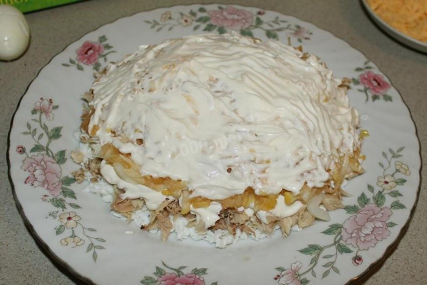 Салат с черносливом и курицей и грецкими орехами и грибами