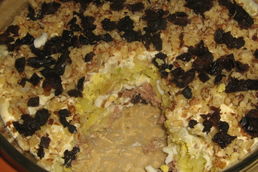Салат черепашка с курицей и грецкими орехами и черносливом