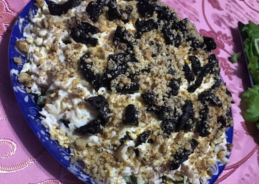Украшение салата оливками