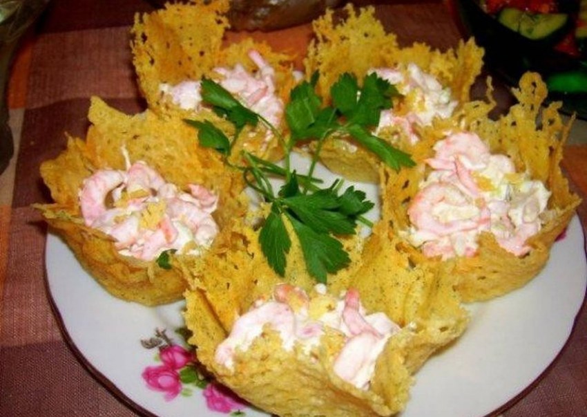 Тарталетки с сыром и чесноком