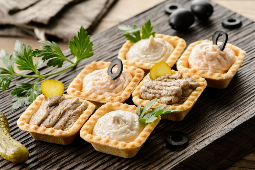 Блинные корзиночки с красной рыбой