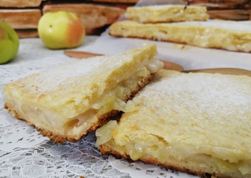Пирог из творожного теста с яблоками