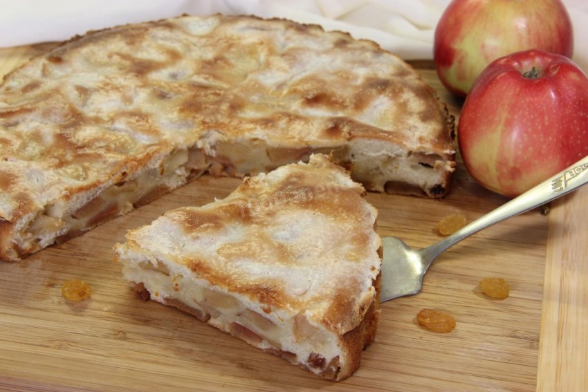 Заливной пирог с грушами и сметаной