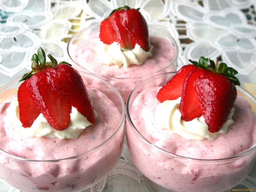 Сливочный десерт с клубникой