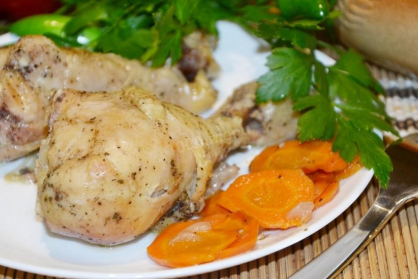 Куриные бедра с брокколи в духовке