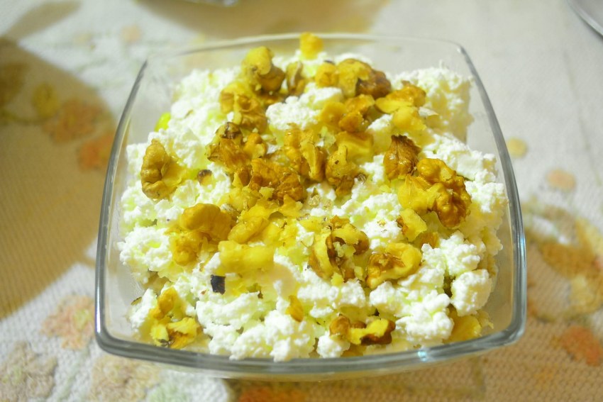 Каша с фруктами и орехами