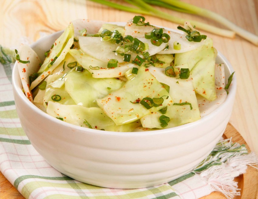 Салат из зеленой редьки с куриным филе