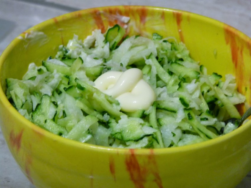 Салат с редькой дайкон и огурцом