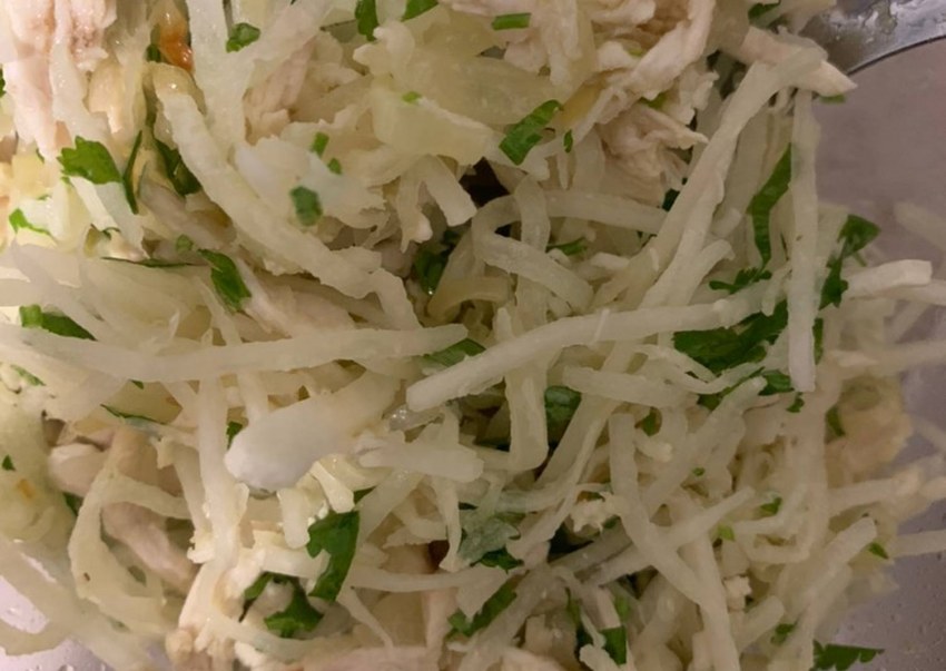Салат дайкон с курицей