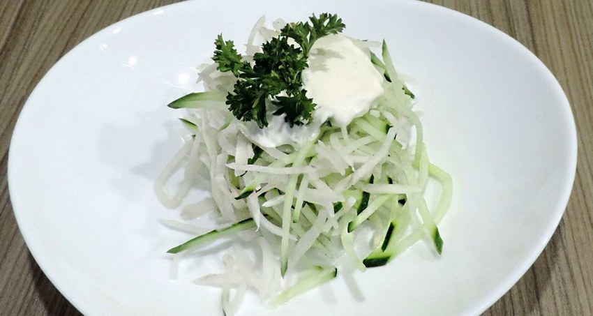 Салат с редькой дайкон и огурцом