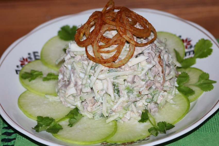 Салат с редисом и огурцом и яйцом