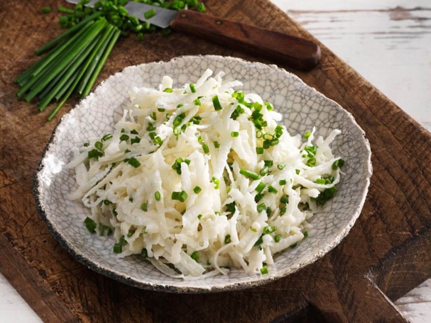 Чёрная редька с картошкой и яйцом с майонезом