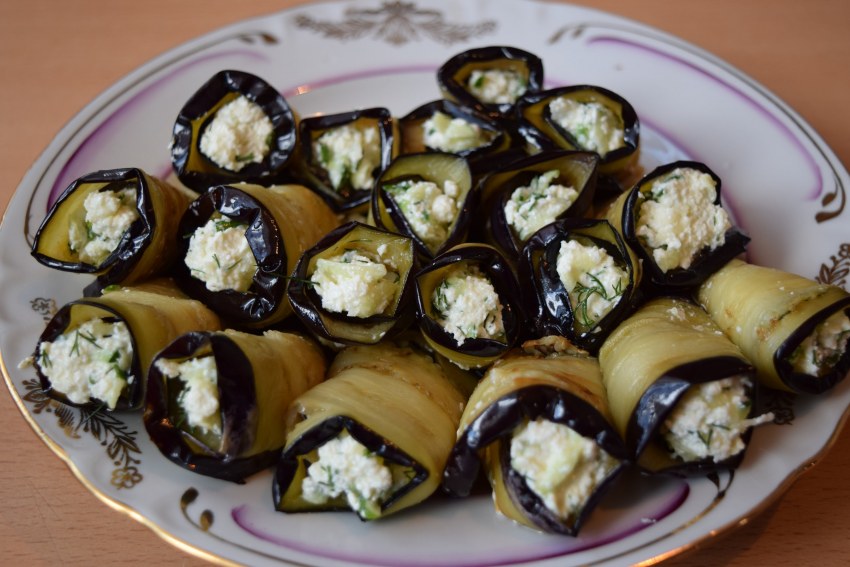 Рулетики из баклажанов с сыром и чесноком