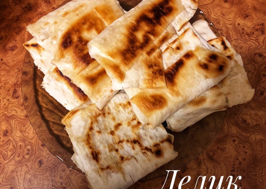 Конвертики из лаваша с сыром и помидорами