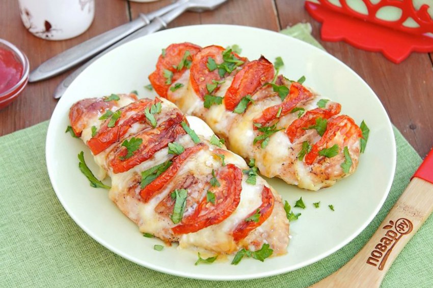 Куриная грудка запеченная с моцареллой и помидорами