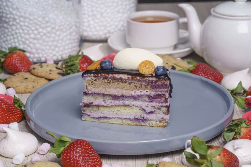 Маковый торт с кремом чиз и черничным муссом и кремом