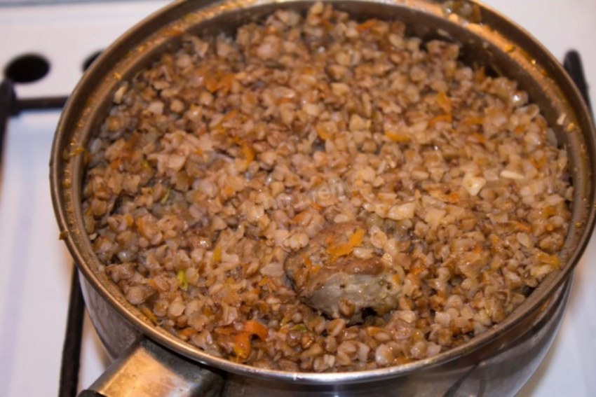 Гречка по-купечески со свининой на сковороде