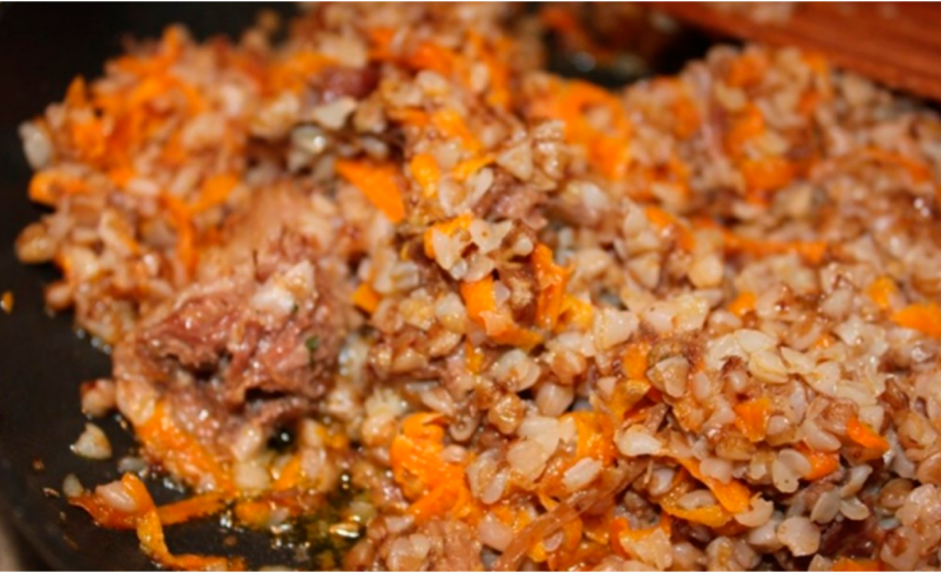 Гречневая каша с грибами и луком и морковью