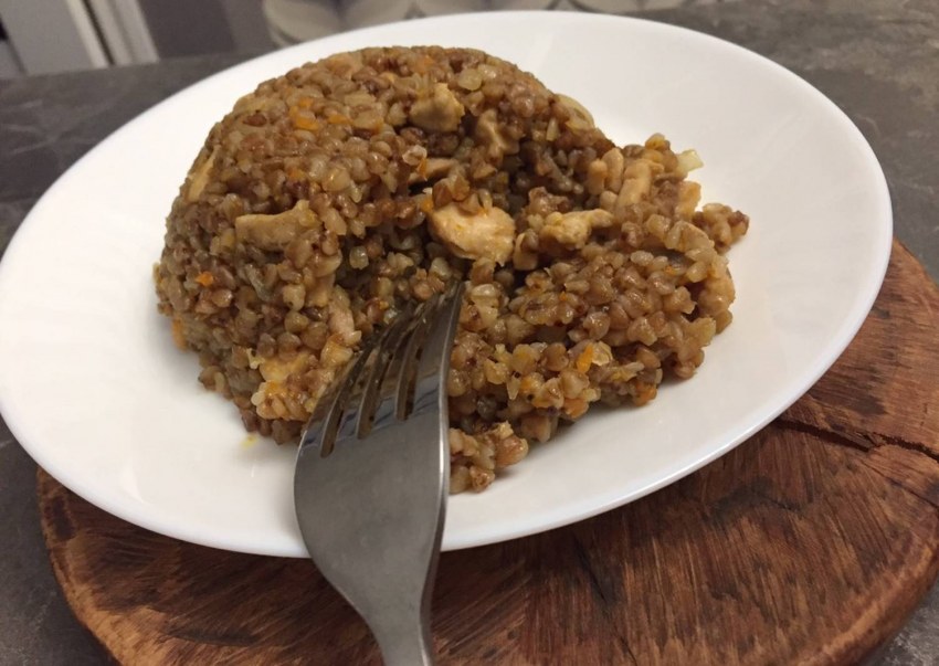 Жареная гречка на сковороде с луком