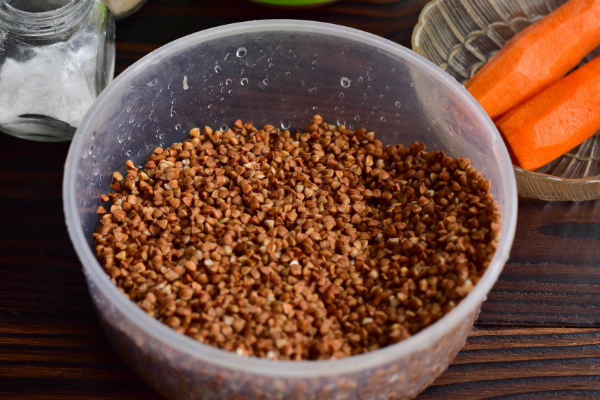 Гречка по-купечески со свининой на сковороде