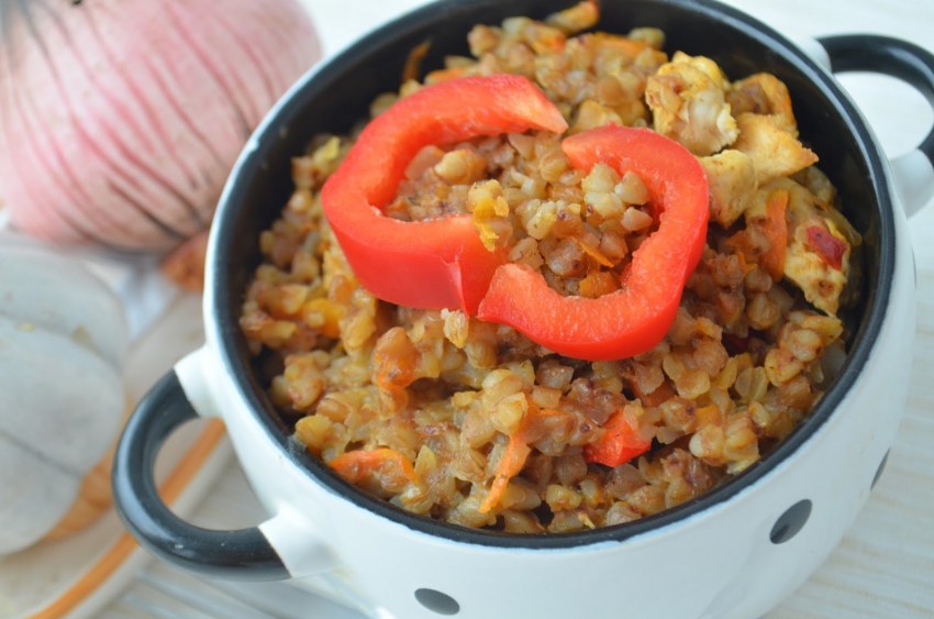 Гречка с тушёнкой на сковороде