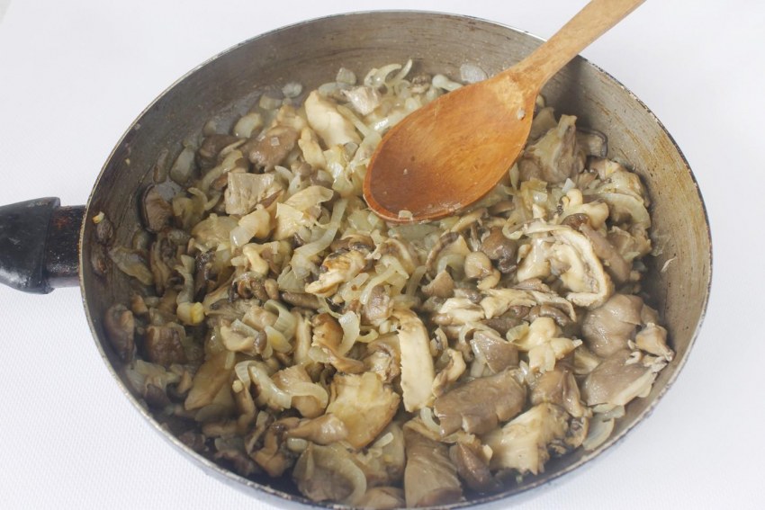 Вешенки в сметане на сковороде с луком