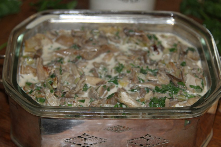 Язык запеченный с грибами в сливочном соусе