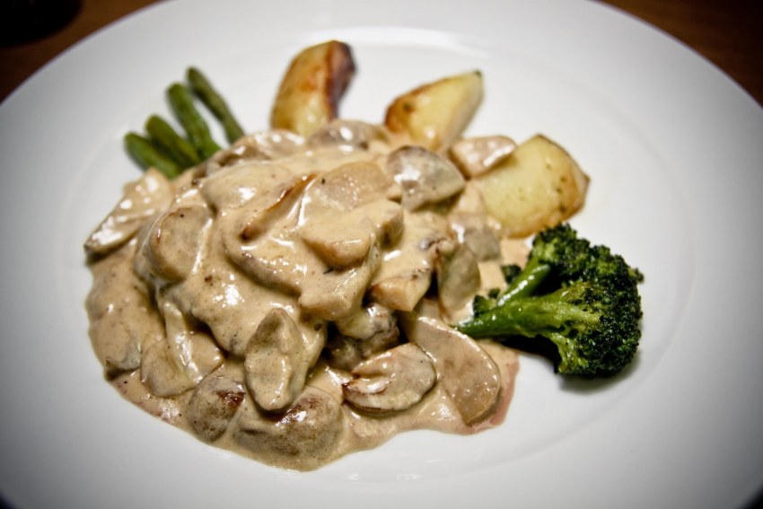 Свинина с вешенками в сметане