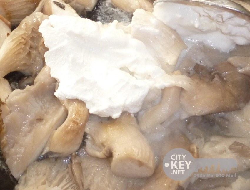 Сердечки в сметанном соусе на сковороде