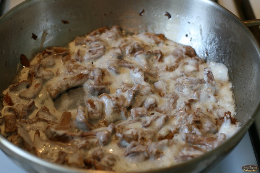 Бефстроганов в деревянной миске