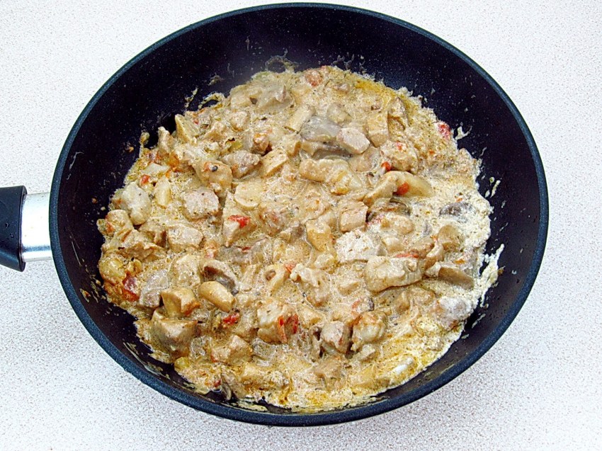 Свинина с грибами в сметанном соусе