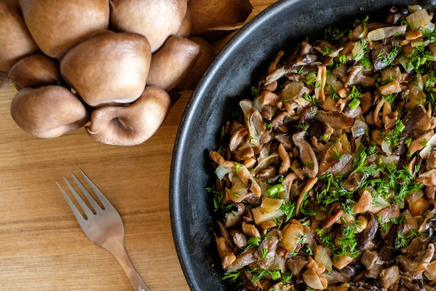 Грибы вёшенки с чесночным соусом