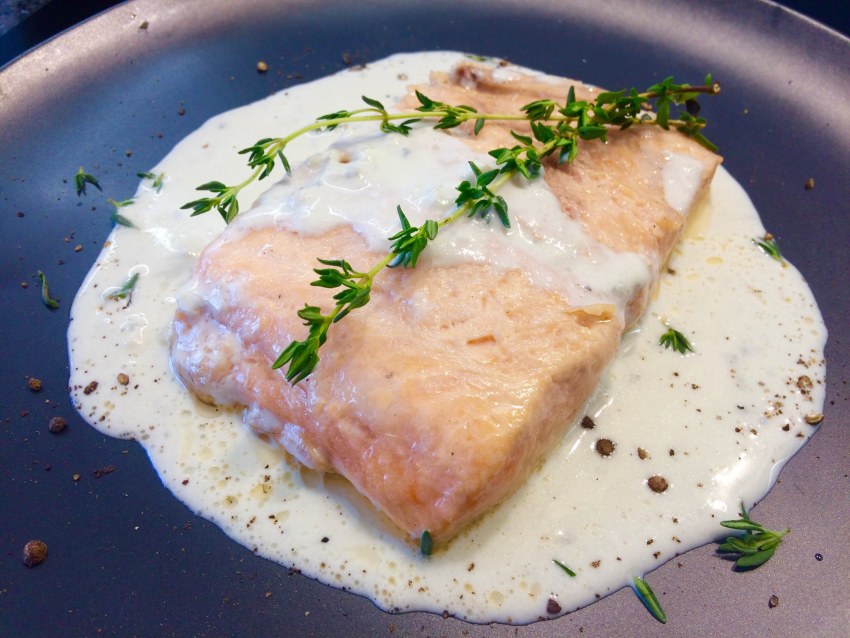 Рыба отварная с соусом польским