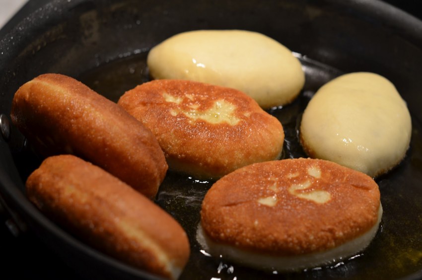 Жареные пирожки с яйцом и зеленым луком