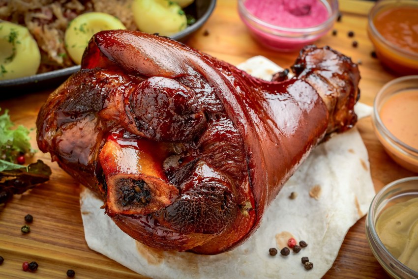 Рулька свиная запеченная в духовке с квашеной капустой