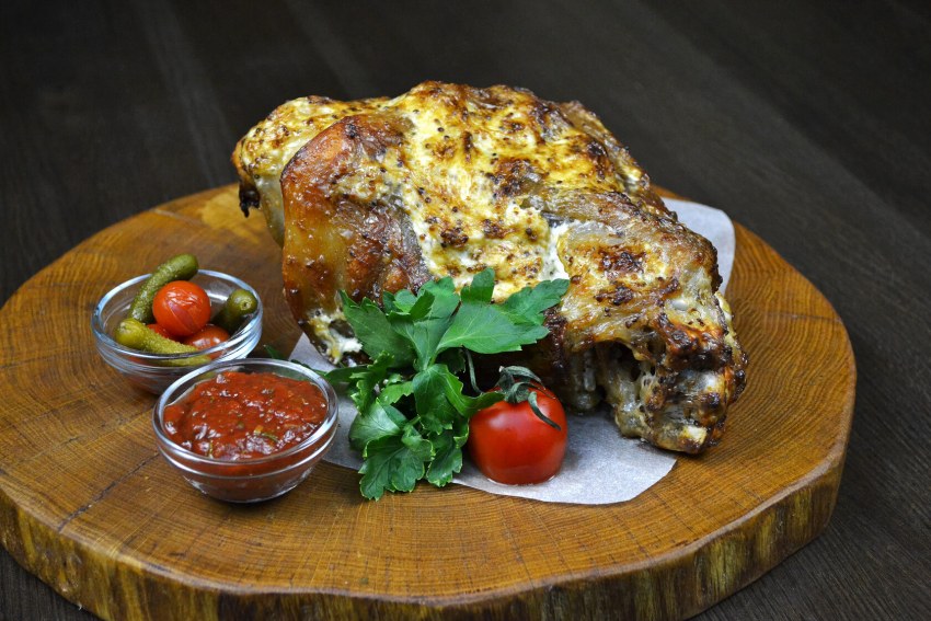 Запеченная рулька на природе