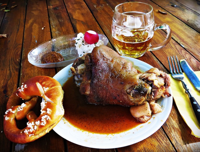 Айсбан свиная рулька