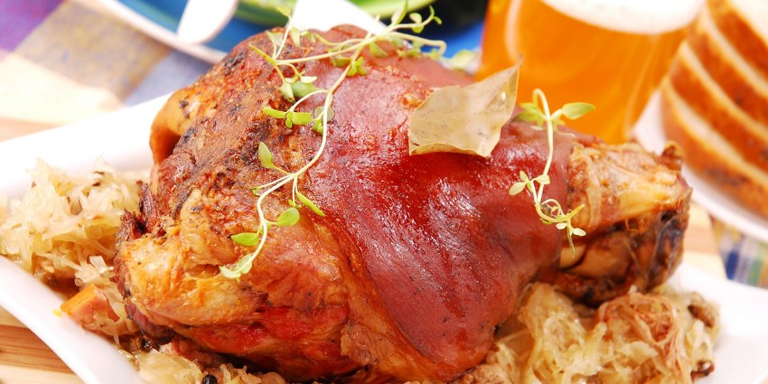 Рулька свиная с квашеной капустой