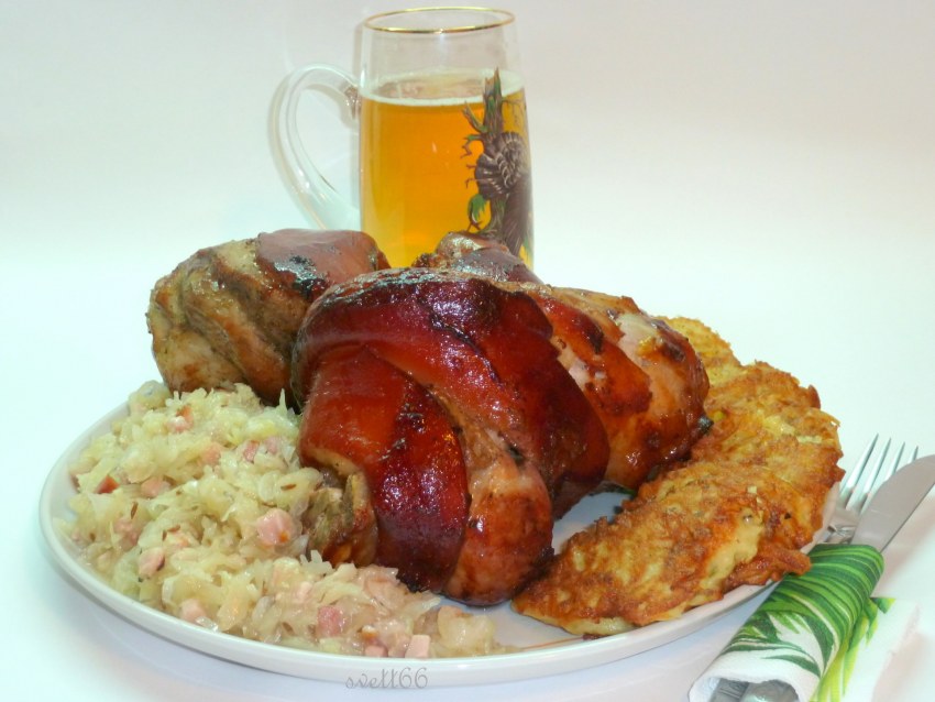 Рулька в пиве с квашеной капустой