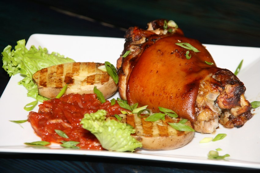 Печено вепрево колено ресторан